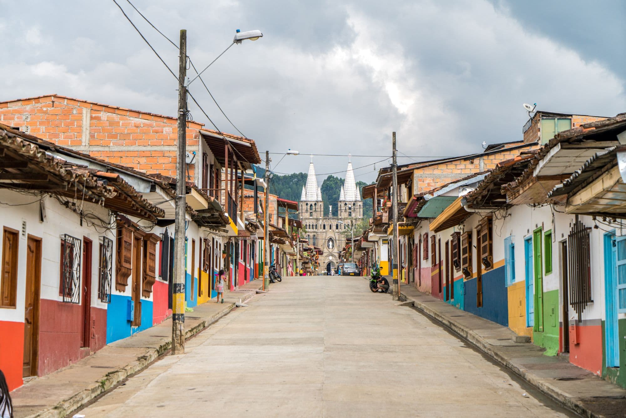 Calle principal de Jardín, Antioquia, con la Basílica de la Inmaculada Concepción al fondo